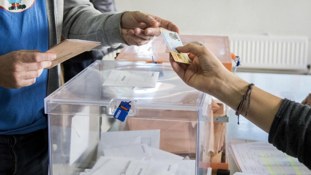 Una persona ejerciendo su derecho a voto.