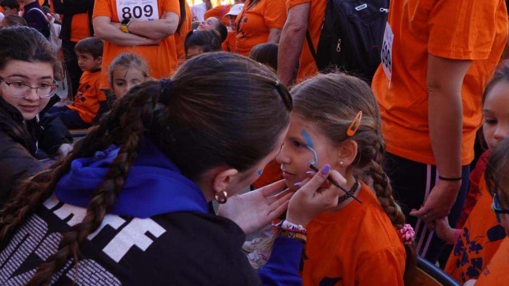 Los alumnos organizadores de la IV Carrera Solidaria del colegio Lagomar montaron un taller de pintacaras para los que se acercaron al evento. .