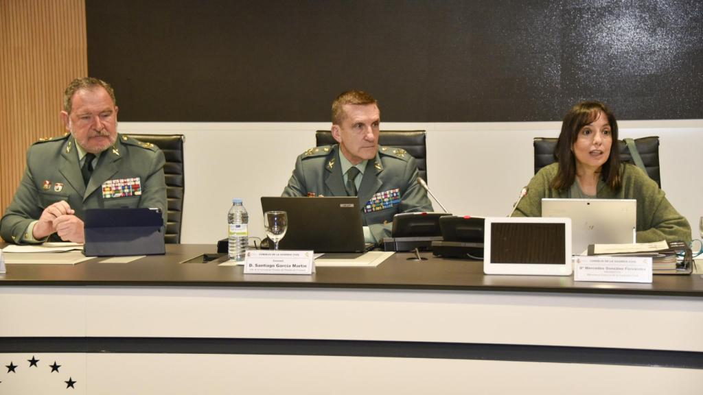 La directora Mercedes González, junto a dos generales, preside el Consejo celebrado este lunes.