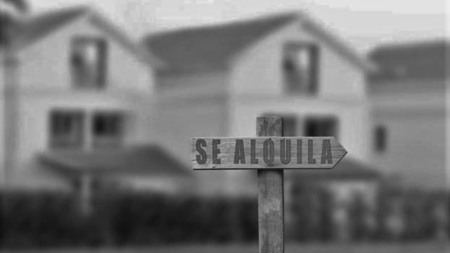 Un cartel de se alquila en una imagen de archivo.
