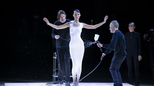 La supermodelo Bella Hadid, durante el desfile de Coperni en la Paris Fashion Week 2022.