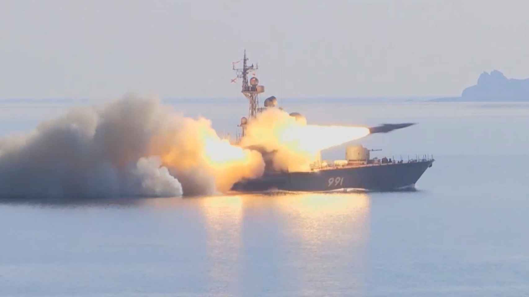 Rusia dispara un misil antibuque supersónico contra un objetivo simulado en el mar de Japón.