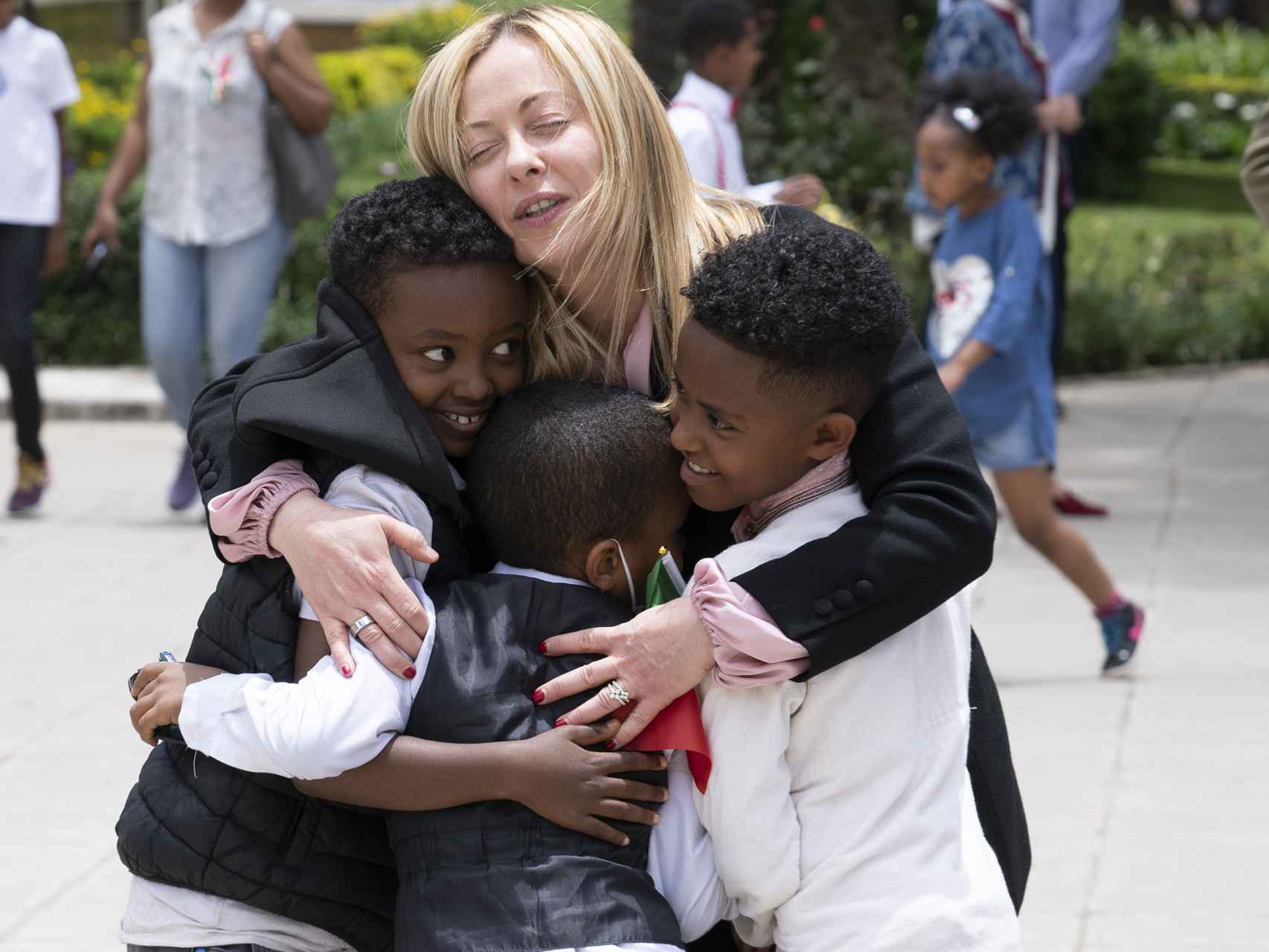 Giorgia Meloni abraza a unos alumnos de la escuela italiana Galileo Galilei en Adís Abeba.