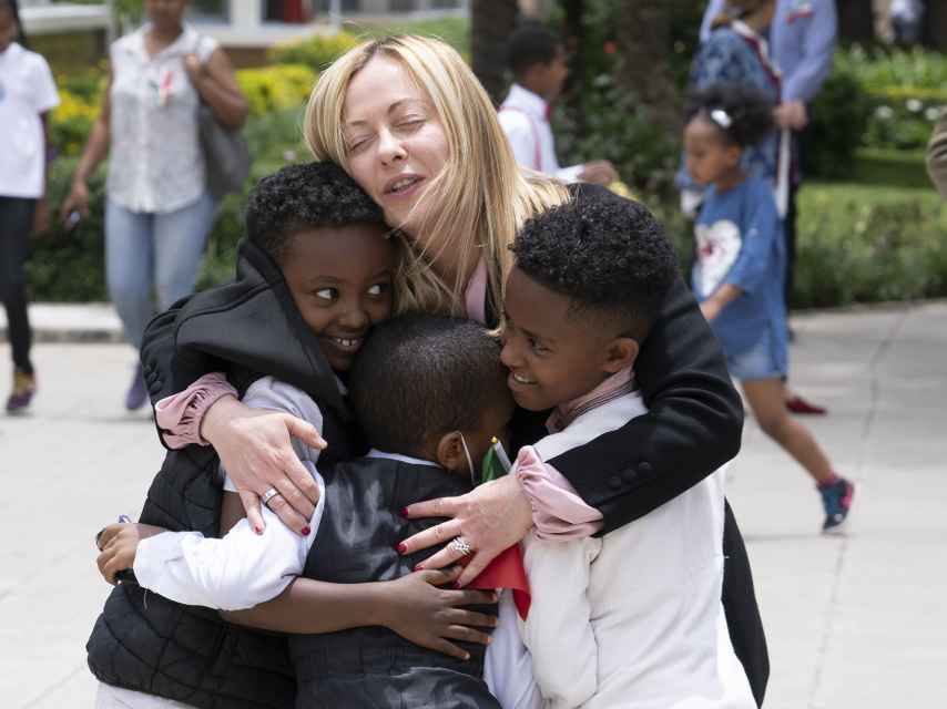 Giorgia Meloni abraza a unos alumnos de la escuela italiana Galileo Galilei en Adís Abeba.