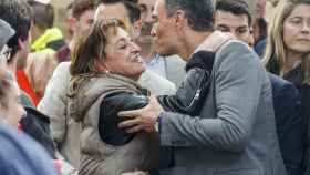 Pedro Sánchez besa a una simpatizante.
