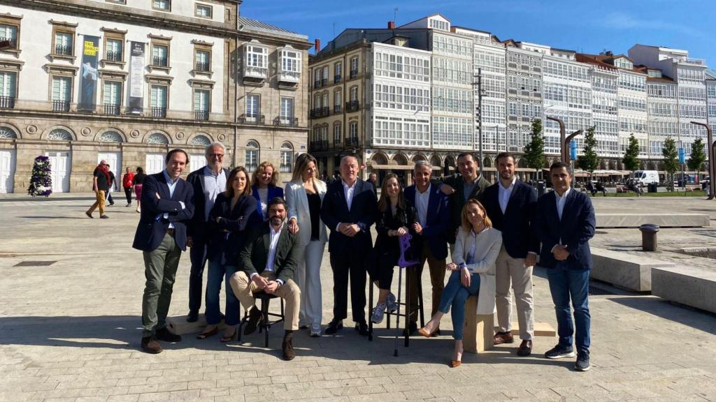 Lorenzo junto a los integrantes de su lista en A Coruña.