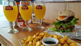 Reto carnívoro en A Coruña: Comer una burguer doble y beber 1,5 litros en menos de 10 minutos