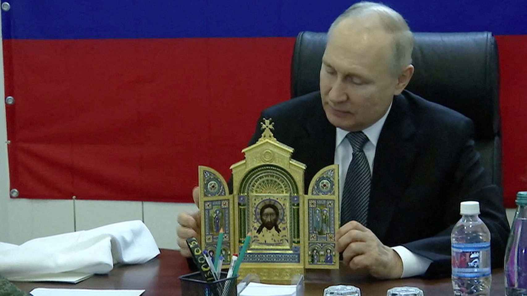 Putin felicita la Pascua ortodoxa entregando una copia de un icono religioso a las tropas en Lugansk.