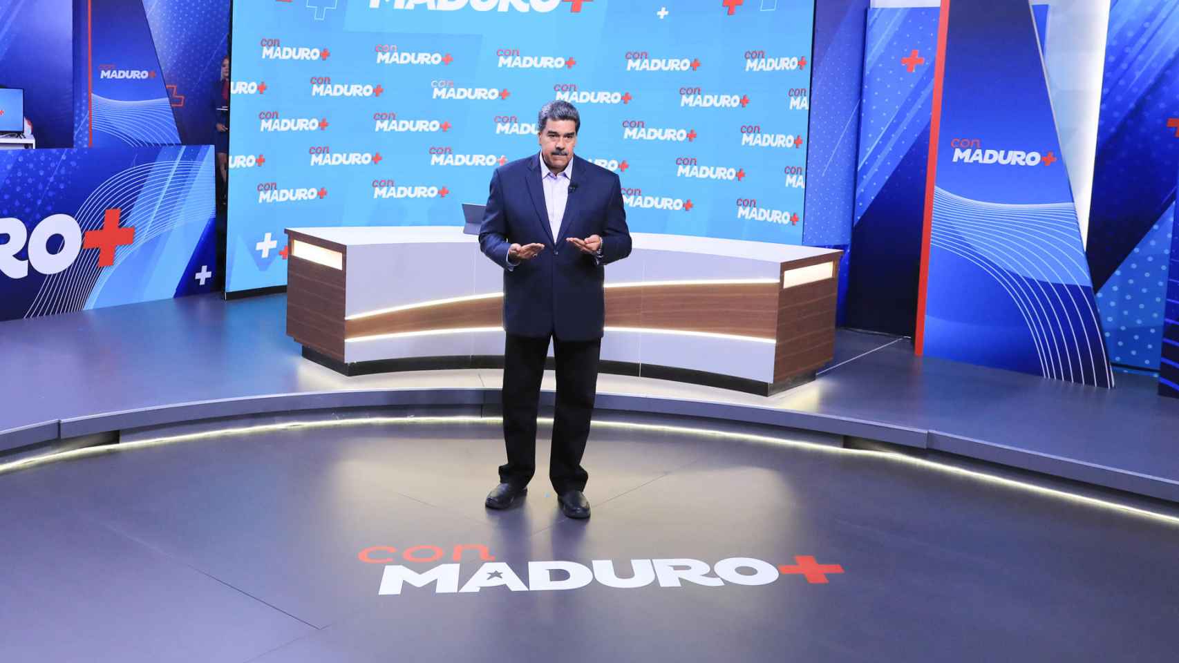 FotografÍa donde se observa al presidente de Venezuela, Nicolás Maduro, durante su participación en un programa de televisión, en Caracas.