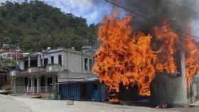 Casa incendiada por la violencia en el sur de México.