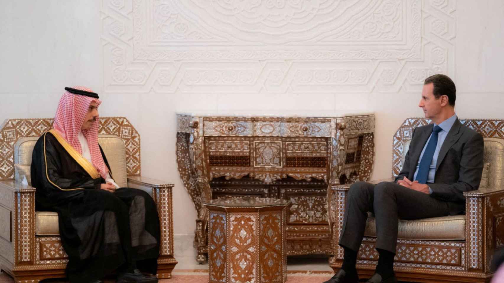 Bachar al-Ásad se reúne con el ministro saudí de Exteriores, Faisal bin Farhan, este martes en Damasco.