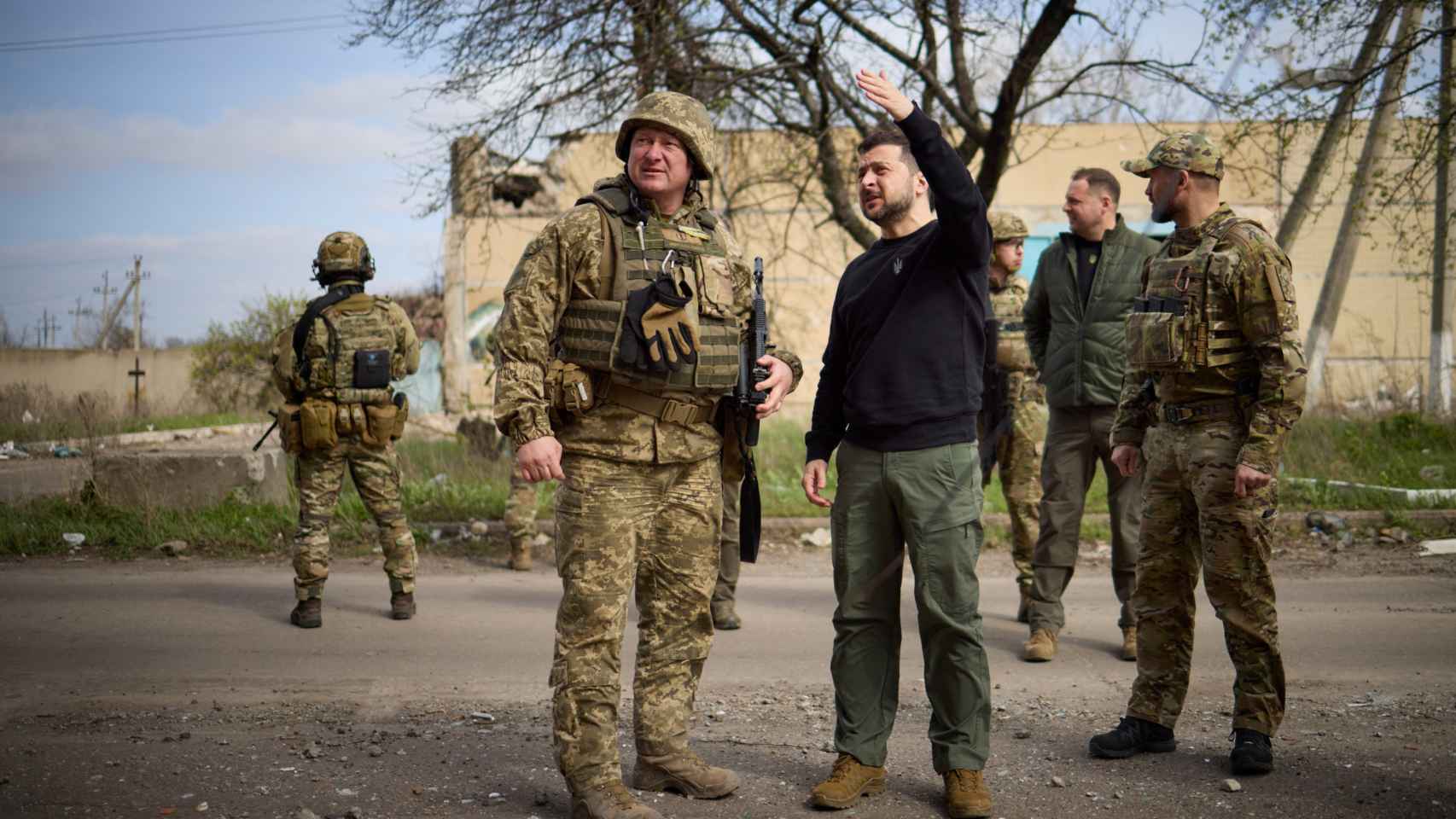 El presidente de Ucrania, Volodymyr Zelenskiy, visita en primera línea, en medio del ataque de Rusia a Ucrania, en Avdiivka.