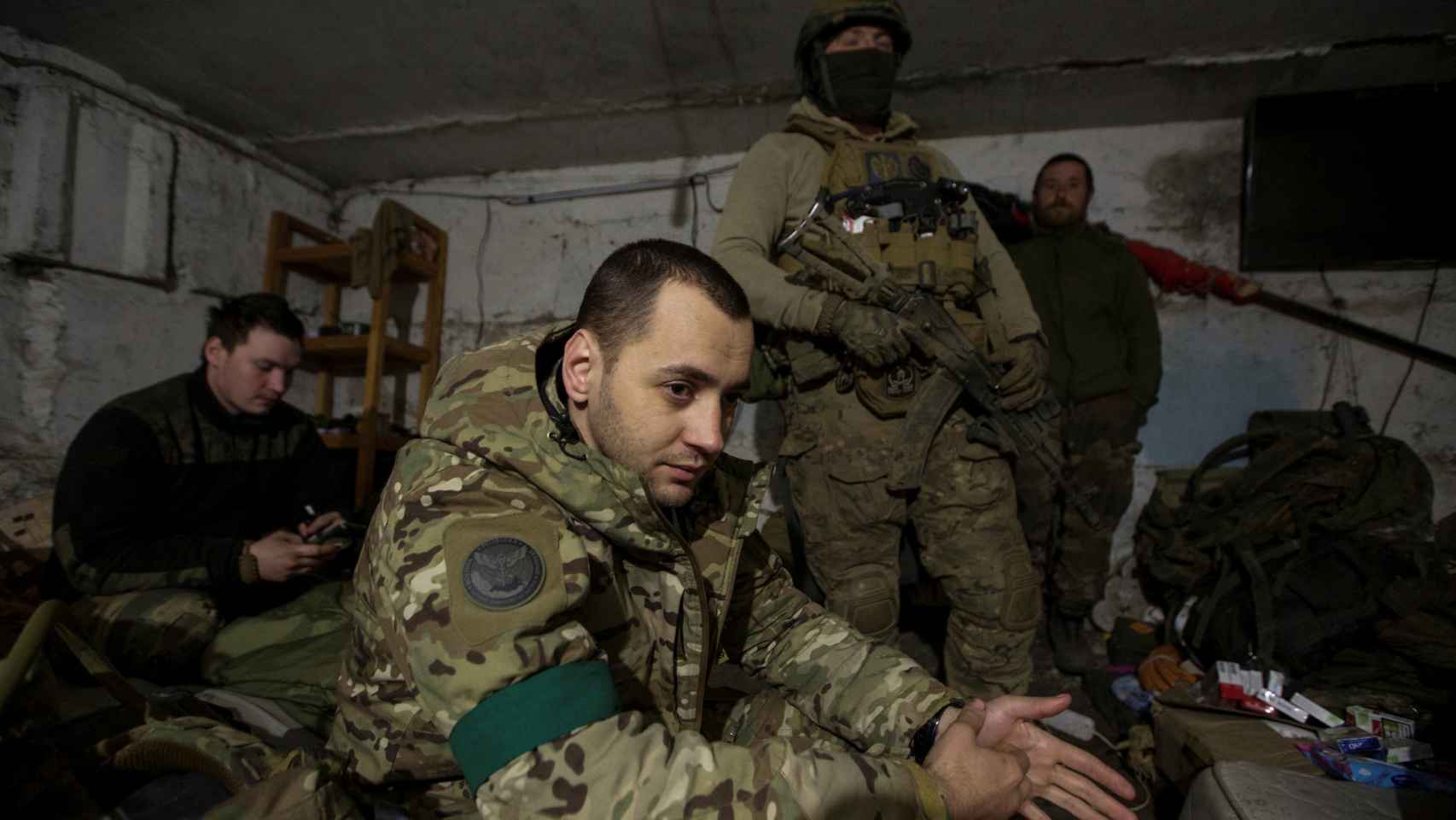 Militares ucranianos de la 24ª Brigada Mecanizada Separada descansan dentro de un refugio en la ciudad de primera línea de Bakhmut.