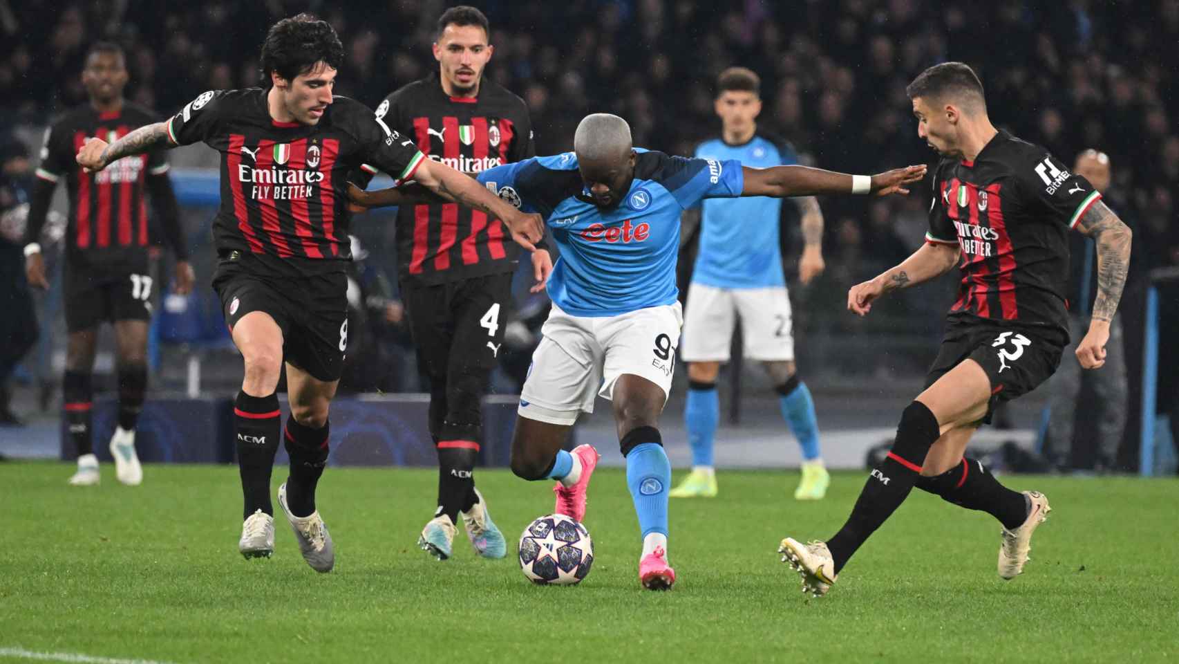 Ndombele se lleva el balón entre jugadores del Milan.