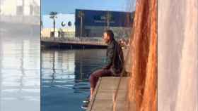 Captura de pantalla del vídeo en el que se ve a un hombre orinando en el Puerto de Alicante.