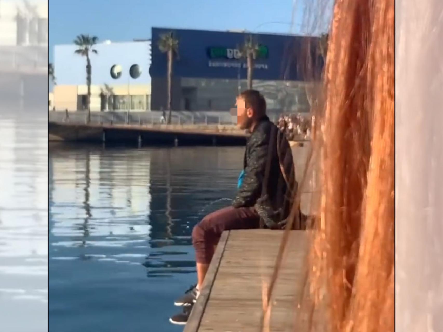 El vídeo de un hombre orinando en el Puerto se hace viral: 