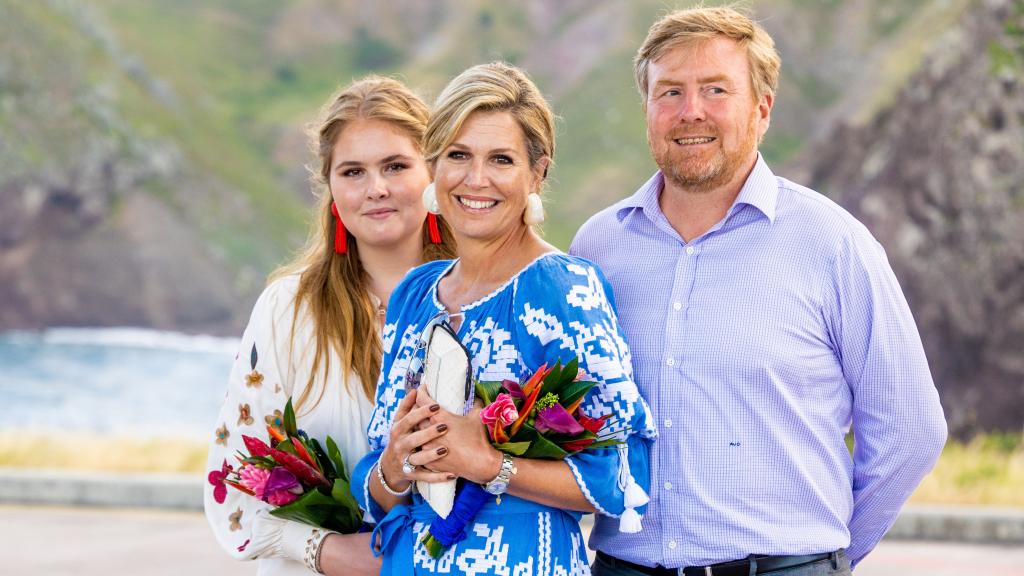 Amalia de Holanda junto a sus padres en su viaje por El Caribe.