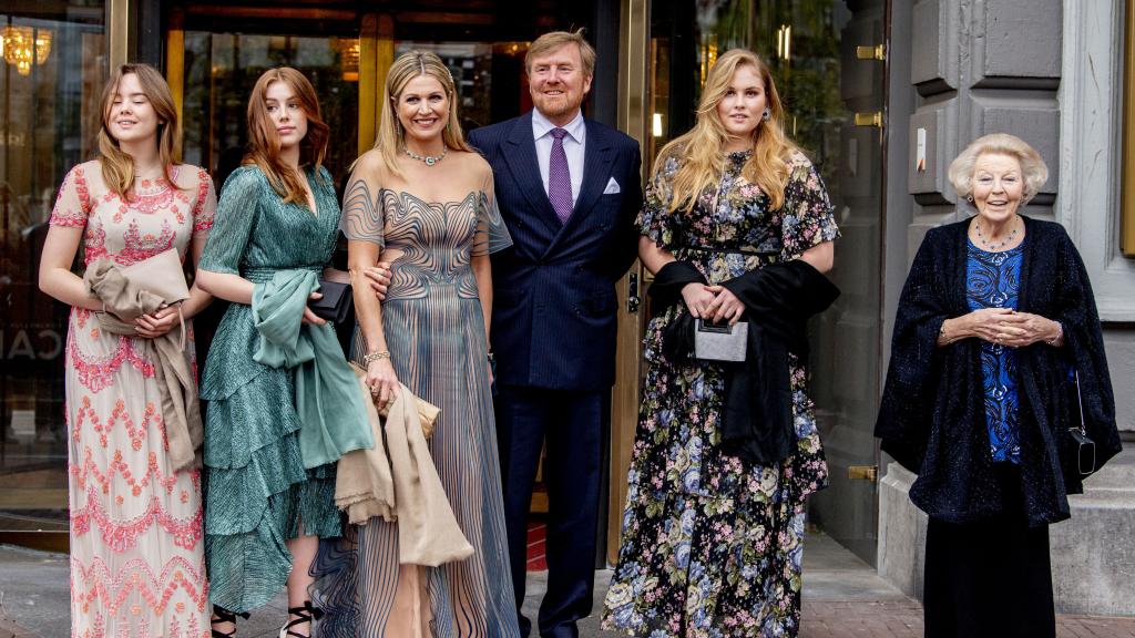 Los reyes de Holanda junto a sus hijas y la reina Beatriz.