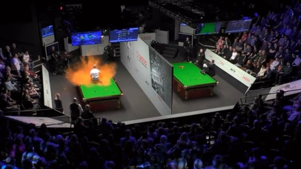 Escándalo en el Mundial de snooker: activistas climáticos paran el torneo lanzando polvo naranja