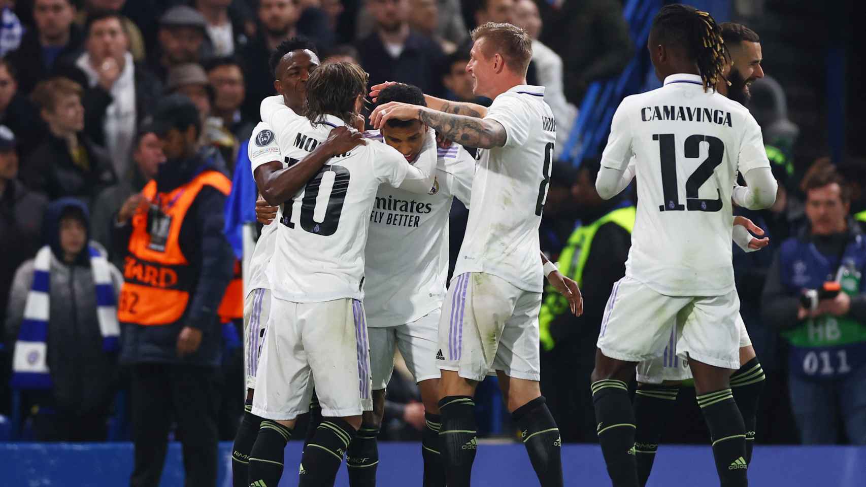 Piña de los jugadores del Real Madrid para celebrar el gol de Rodrygo Goes