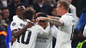 Piña de los jugadores del Real Madrid para celebrar el gol de Rodrygo Goes