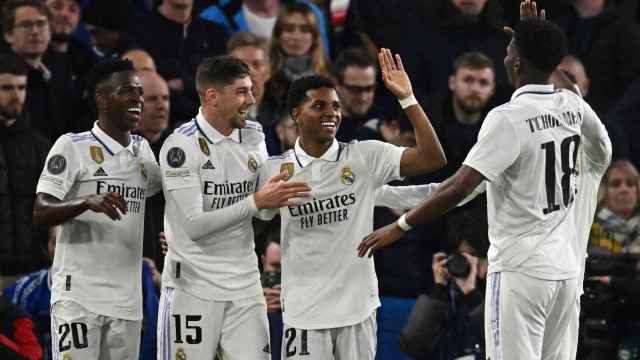 Los jugadores del Real Madrid, felicitando a Rodrygo Goes por su gol en los cuartos de la Champions