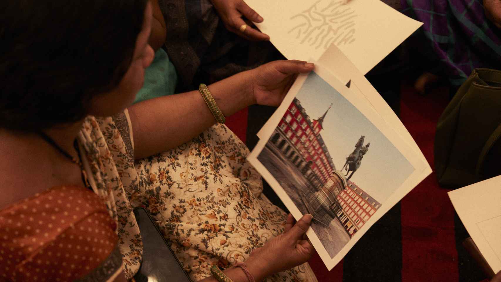Una artista de la comunidad bhil buscando la inspiración en fotografías de monumentos occidentales.