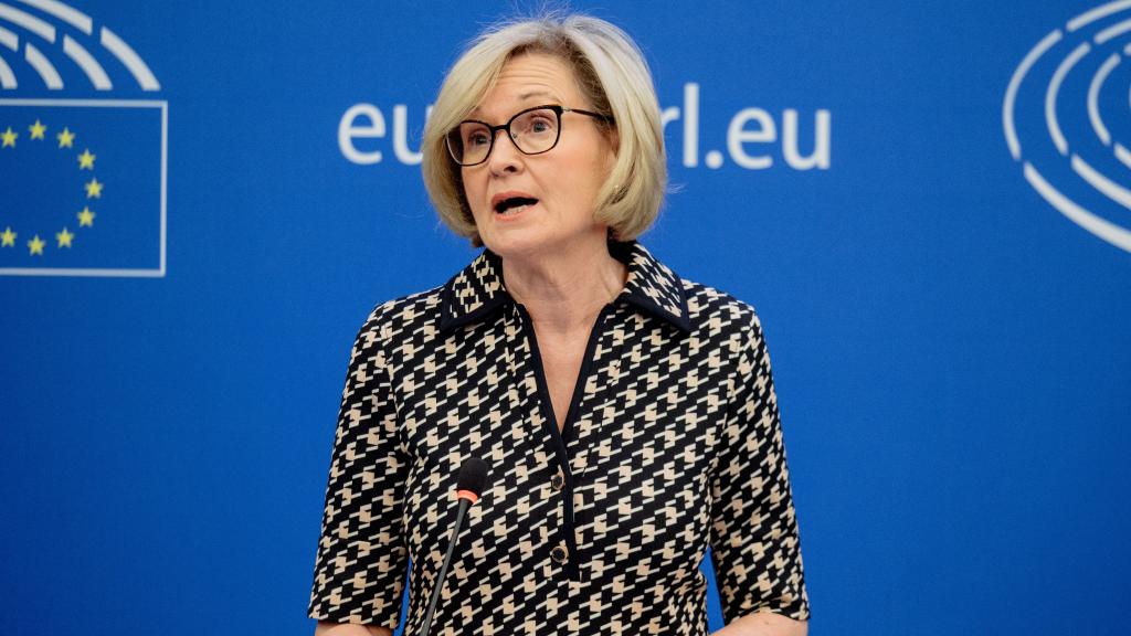 La comisaria de Servicios Financieros, Mairead McGuinness, durante la rueda de prensa de este martes en Estrasburgo