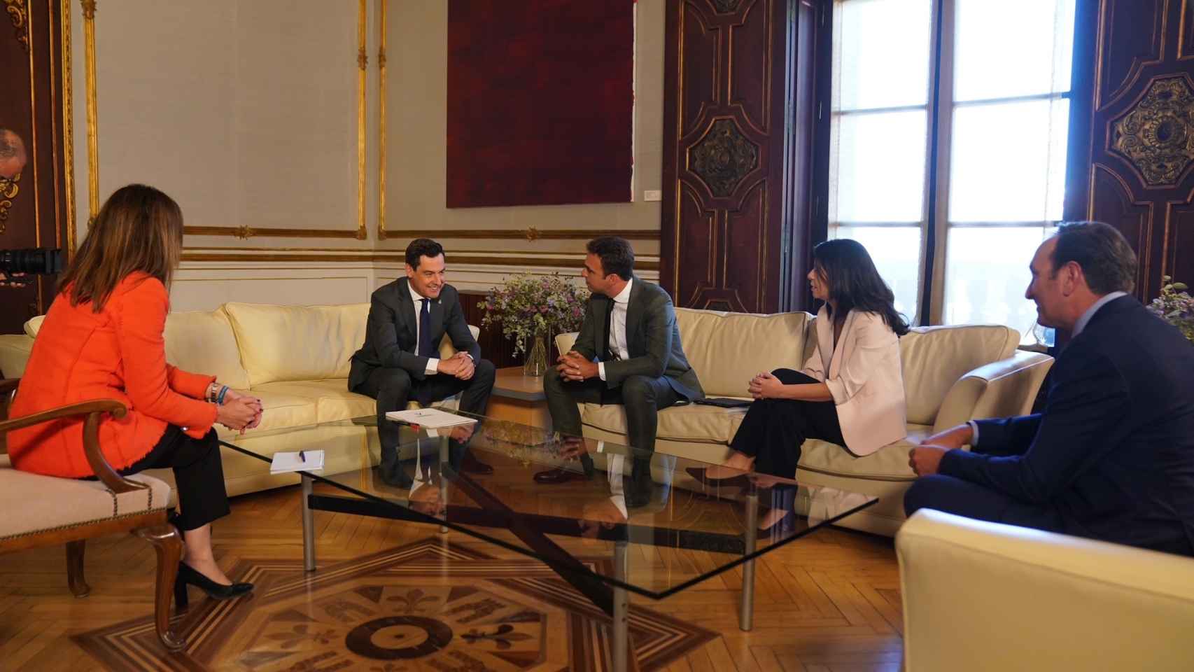 Imagen de la reunión entre el presidente de la Junta de Andalucía, Juan Manuel Moreno Bonilla, y los representantes de Fadeco Promotores.