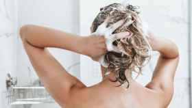 Una mujer lavándose el pelo.