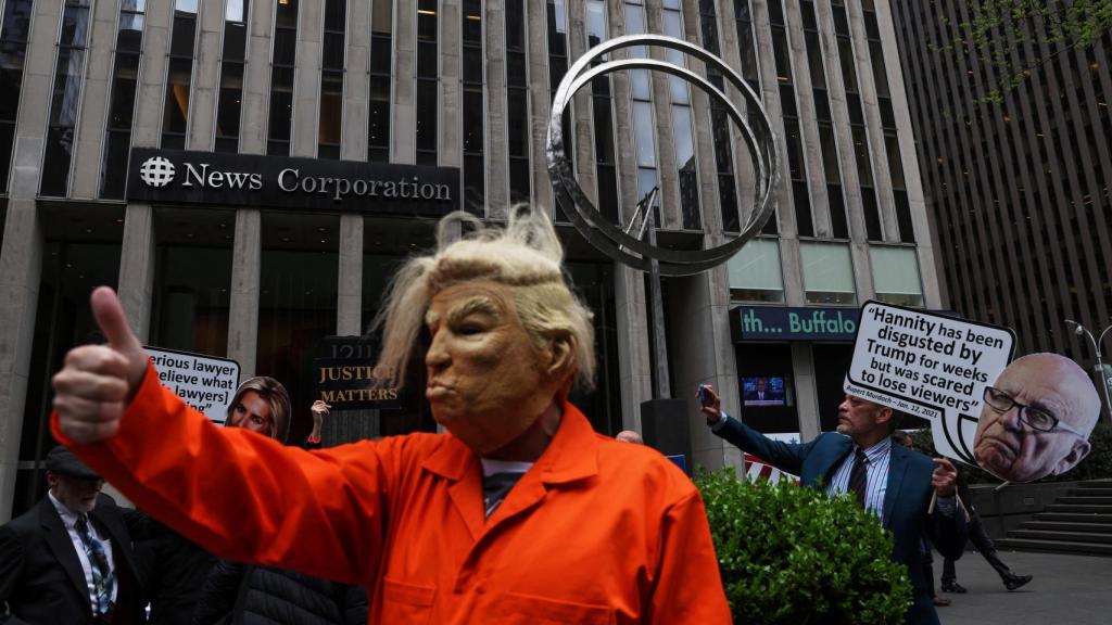 Manifestantes se reúnen durante un mitin de los Martes de la verdad frente al edificio de News Corporation.