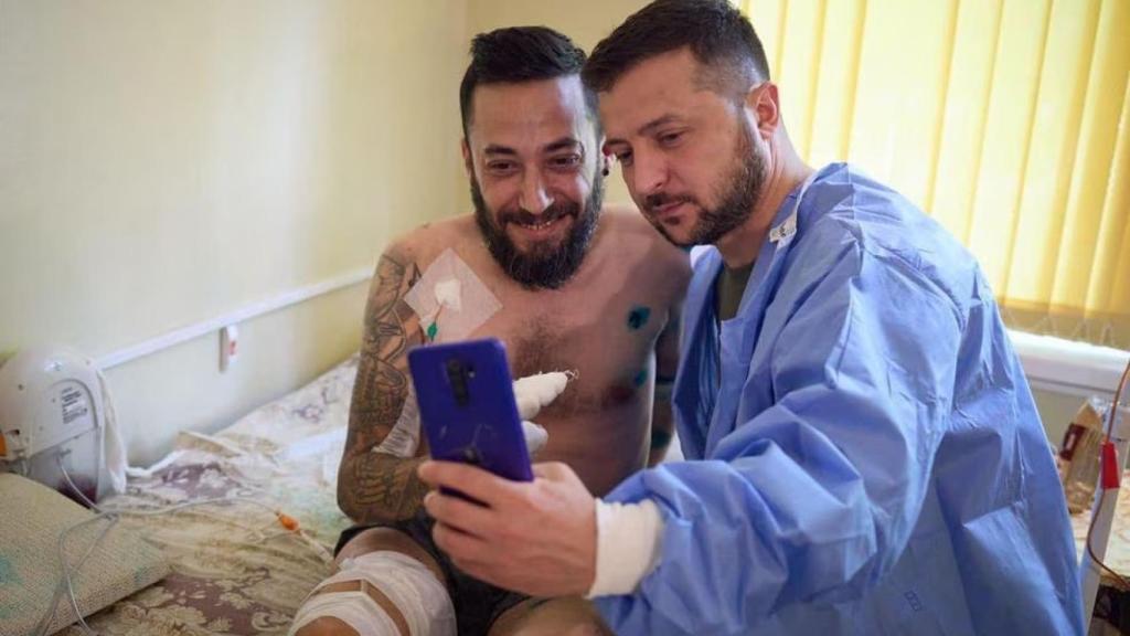 Zelenski se hace una foto junto Juan Manuel Lucena Carmona en el hospital de Ucrania donde se repuso de sus heridas.