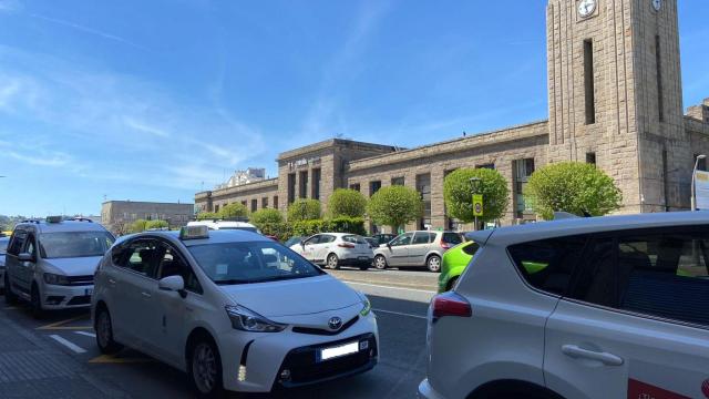 La parada de taxis de la estación de tren recupera su ubicación provisional.