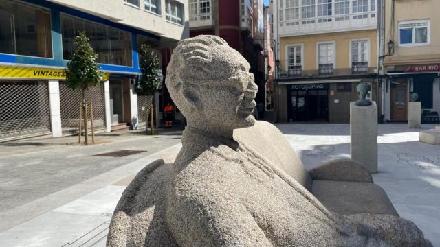 La escultura de Castelao con la nariz rota en la Plaza del Humor de A Coruña