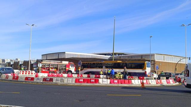 El autobús atascado en la glorieta en obras frente a la Casa del Mar (A Coruña)