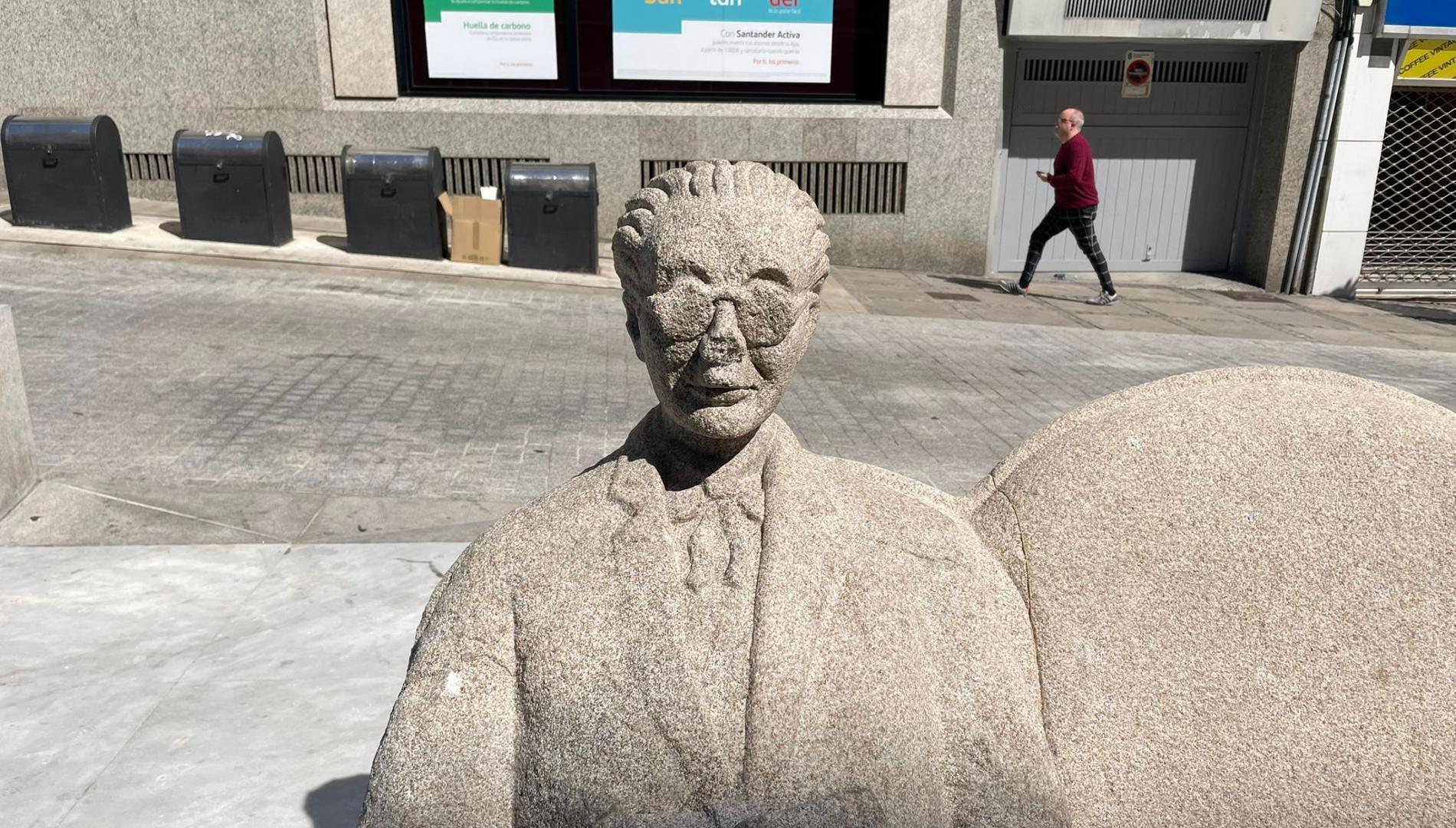 La escultura de Castelao con la nariz rota en la Plaza del Humor de A Coruña