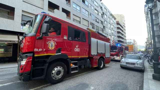 Dos camiones de bomberos en el centro de Vigo en una imagen de archivo.