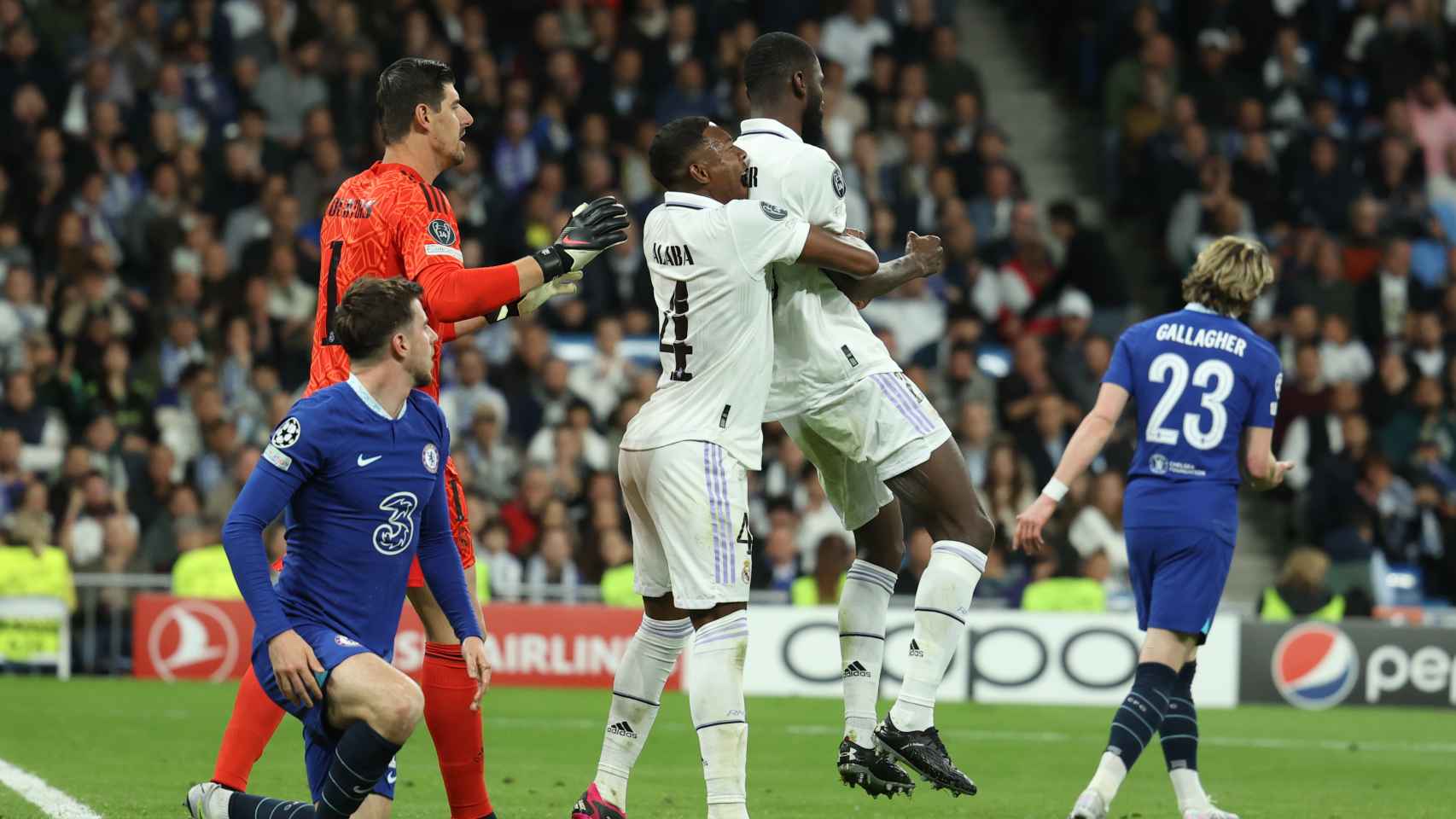 David Alaba celebra junto a Antonio Rüdiger durante el Real Madrid - Chelsea
