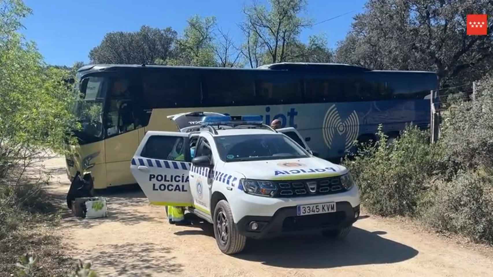 El autobús junto a un coche de Policía Local.