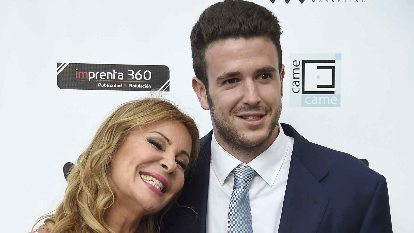 La actriz Ana Obregón junto a su único hijo, Aless, en un evento en Madrid, en junio de 2016.