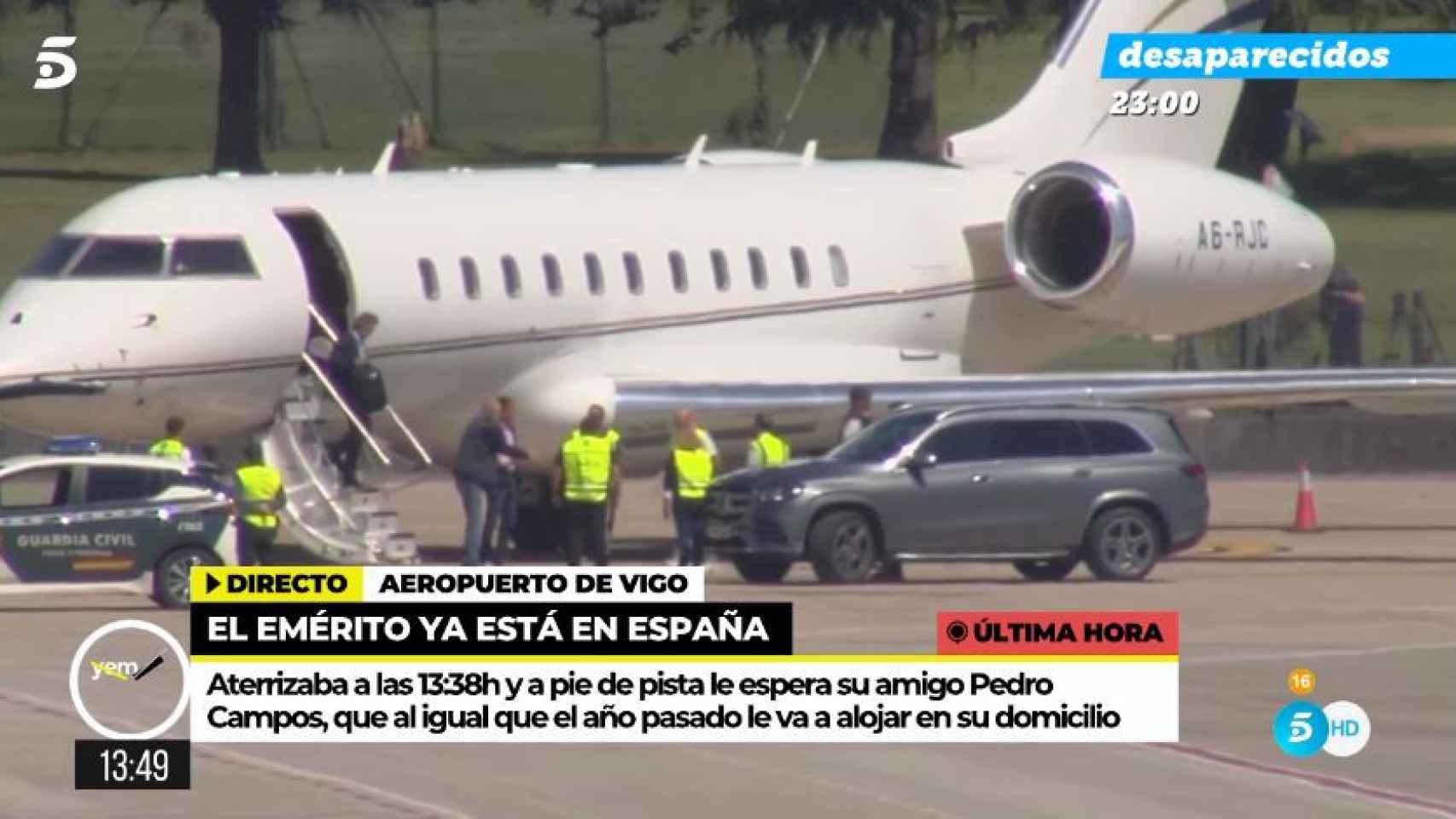 La llegada del rey Juan Carlos a Vigo, saludando al personal del aeropuerto tras bajarse del avión.