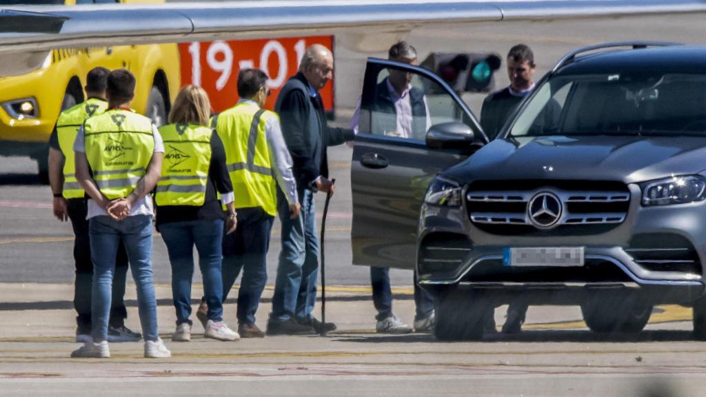 El rey Juan Carlos este miércoles en el aeropuerto de Vigo.