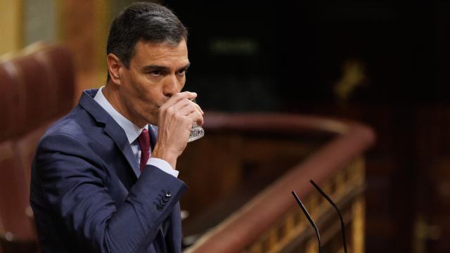 El presidente del Gobierno, Pedro Sánchez, bebe agua durante la sesión plenaria en el Congreso.