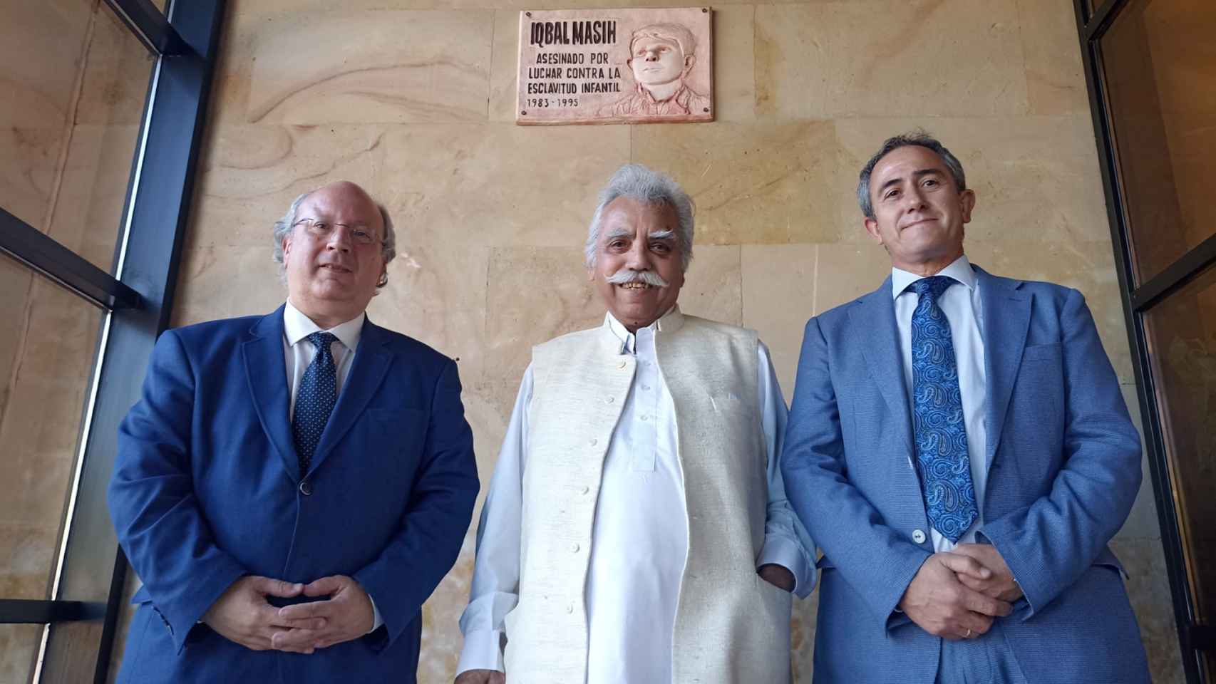 El activista pakistaní Ehsan Ullah Khan, junto al presidente del CES, Enrique Cabero (izda) y el presidente de AIMCE, José Luis Muñoz