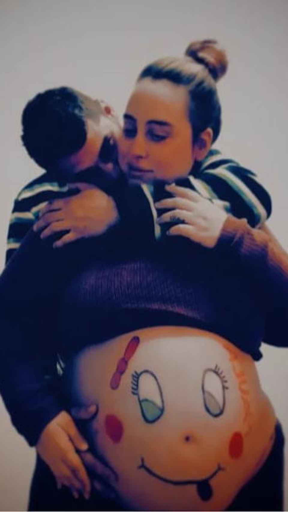 Ana y Nacho, abrazándose, en la recta final del embarazo de Paula.