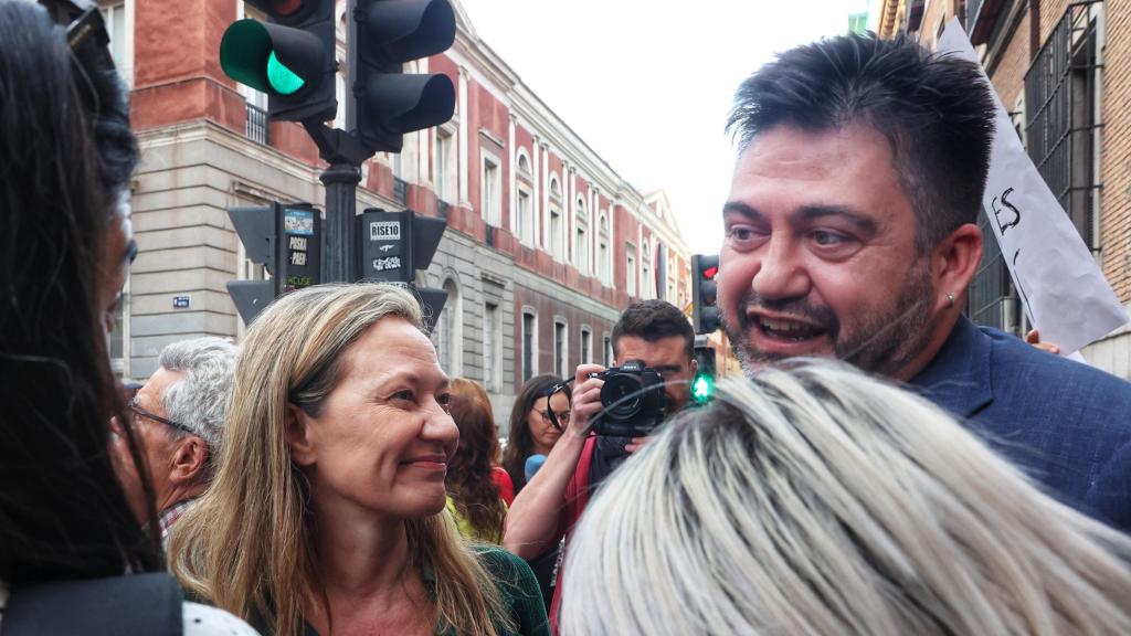 Victoria Rosell y el dirigente de Izquierda Unida, Carlos Sánchez Mato, en la manifestación de ayer ante el Ministerio de Justicia por el 'sí es sí'.