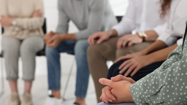 Un grupo de personas asiste a terapia, en una imagen de archivo.