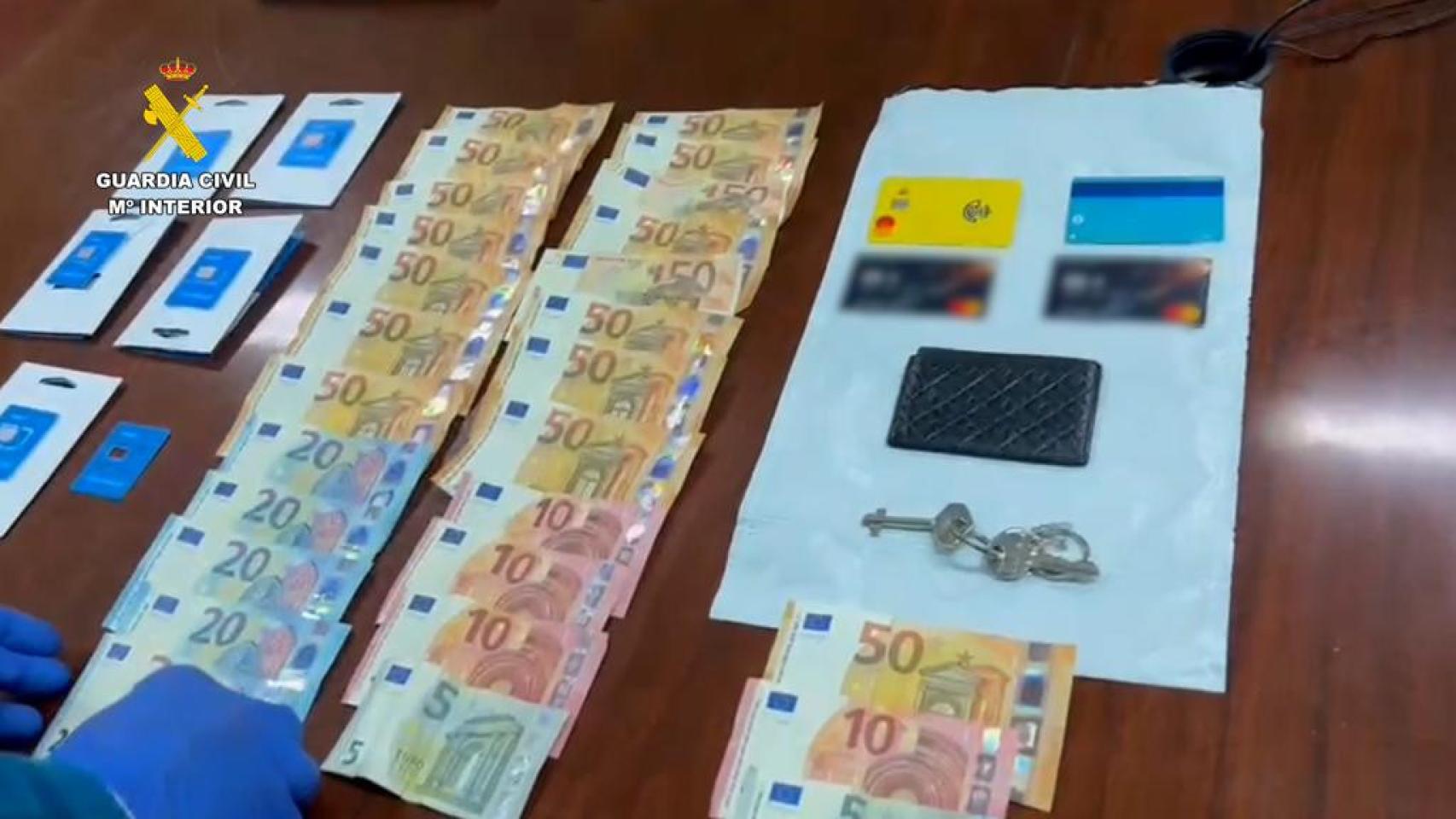 El dinero, tarjetas de crédito y SIM incautadas por la Guardia Civil