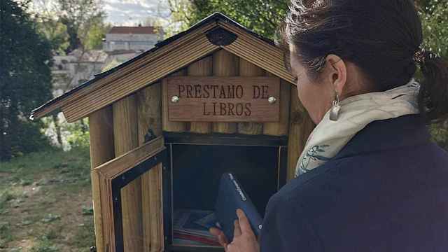 Cheli, la bibliotecaria de Tudela de Duero, junto al nido y leyendo un libro