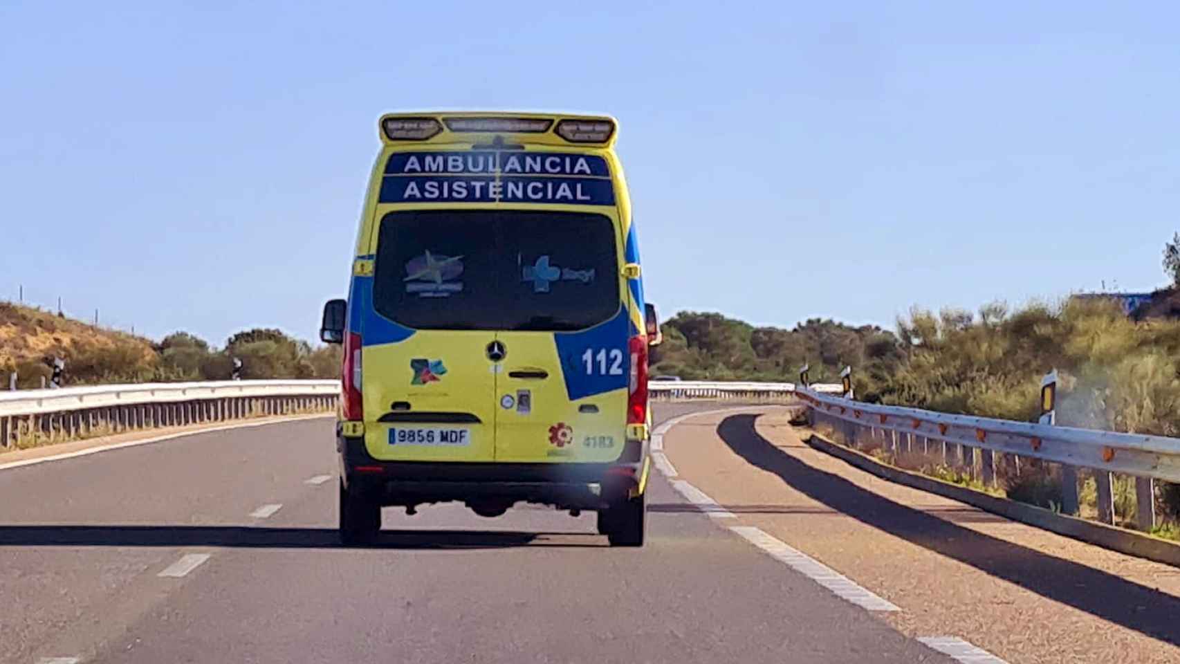 Una ambulancia circulando por la carretera